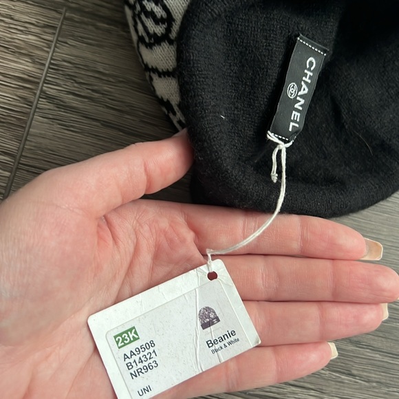 Chanel scarf and hat set - Picture 6 of 8